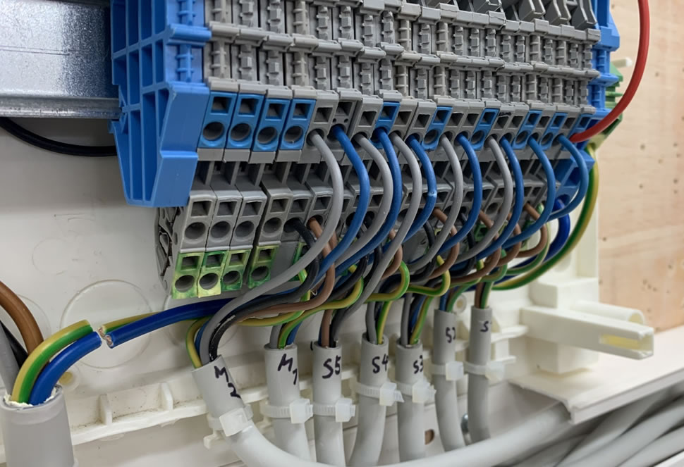 FA自動制御システムの事なら八百八電機制禦にお任せ下さい。